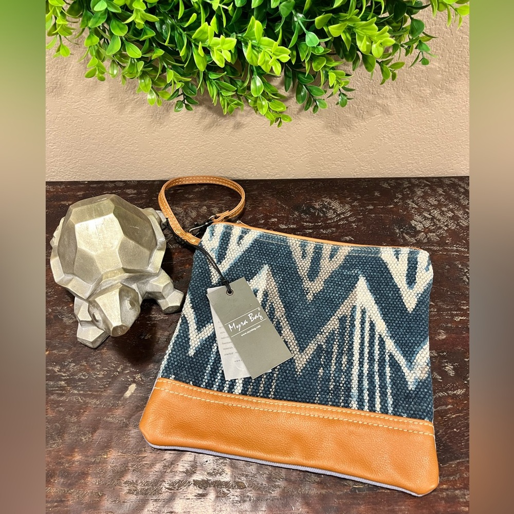 NWT MYRA BAG ELEGANT TRAVEL POUCH/CLUTCH/WRISTLET BAG